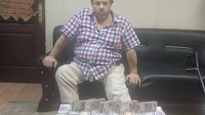 القبض على  صاحب محل ملابس يتاجر فى العملات بطريقة غير شرعية  