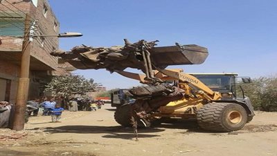 صور.. رفع 309 حالة إشغال طريق بشوارع مدينة سمسطا ببني سويف