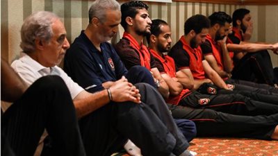 صورة.. بعثة الأهلي تؤدي صلاة ظهر الجمعة في فندق الإقامة