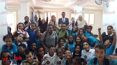 صور.. سيدة أعمال بحرينية تزور مدرسة للطلاب الوافدين واللاجئين في قلب المحروسة