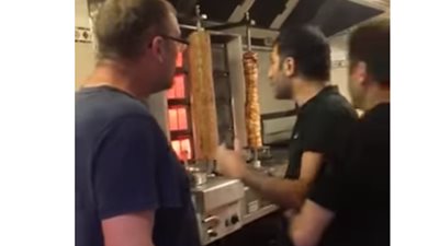 شاهد.. مشاجرة عنيفة بين رجل سكران وعامل في مطعم