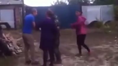 شاهد.. رجل متهورة يلقن امرأتين 