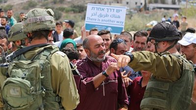 فيديو..  فلسطينيون يواصلون مسيرات العودة في غزة .. وأخرون يرابطون في المسجد الأقصى