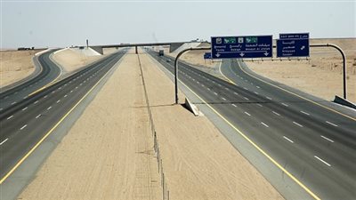 فيديو.. خبير اقتصادي: المشروع القومي للطرق ينهض بمصر صناعيًا واجتماعيًا