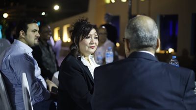 صور.. نجوم الفن يتوافدون على حفل فندق هيلتون لتكريم رموز المجتمع