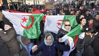 فيديو .. الجزائر تشتعل والمحتجون: الشعب يريد إسقاط الفساد