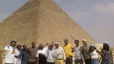 صور..أهرامات الجيزة تستقبل الإعلاميين الأفارقة