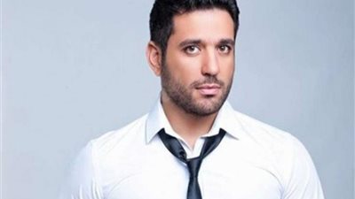 صورة.. فنان تشكيلي يفاجئ حسن الرداد برسمه