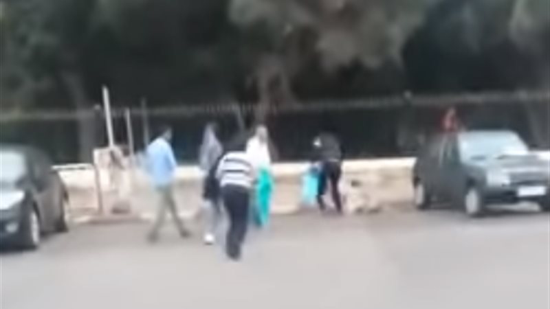 شاهد.. رجل يعتدي