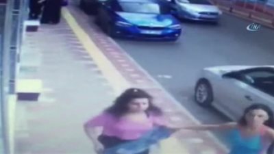 شاهد.. امرأة تطعن حبيبها السابق بسكين والسبب !