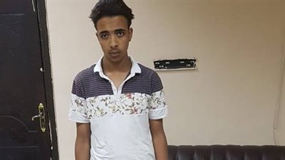 عاطل يدل على مروج عملات مزورة بعد ضبطه ببعضها 