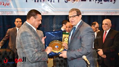 هشام آمنة يهدي وزير القوي العاملة درع محافظة البحيرة
