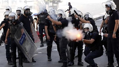 تظاهرات حاشدة في تركيا.. وقوات الأمن تستخدم القوة ضد المحتجين