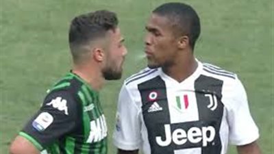 فيديو ..نجم يوفنتوس مهدد بالإيقاف بعد بصقه على لاعب ساسولو