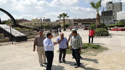 صور.. رئيس مدينة دمنهور يتابع سير العمل بالنظافة في الشوارع