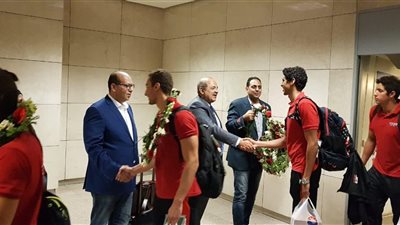 صور.. استقبال أولمبي حافل لأبطال السباحة المصرية