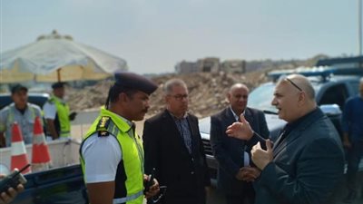صور.. مرور القاهرة يواصل جهوده لحظر سير سيارات النقل الثقيل على الطريق الدائرى