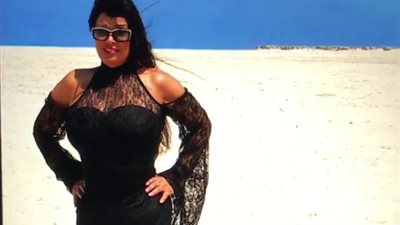 الإثارة والدلال .. استوحي إطلالتك من فستان فيفي عبده الأسود