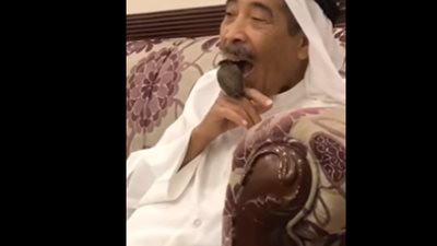 شاهد .. لن تصدق ماذا يفعل هذا المسن .. ينظف أسنانه بحشرة !