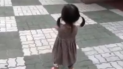لما تبقي أصلا تافه وعامل زعلان .. شاهد ماذا فعلت تلك الطفلة!
