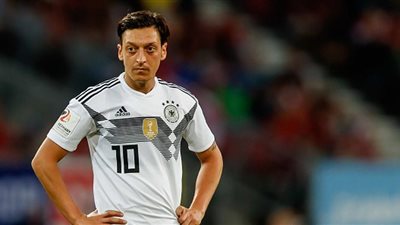 وكيل أوزيل يهاجم ثلاثي منتخب المانيا