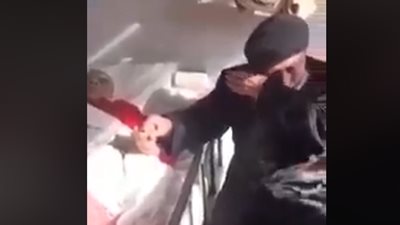 وفاء زوج لن تصدقه .. شاهد ماذا فعل إثناء مرض زوجته!