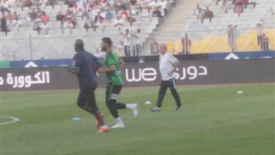 حارس سموحة يصافح لاعبي الزمالك أثناء الإحماء