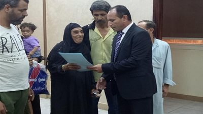 صور.. رئيس حى الشرابية يسلم الأسر المتضررة عقود الشقق السكنية 