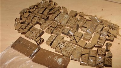 ضبط عامل وعاطلين من مروجي المواد المخدرة في البحر الأحمر 