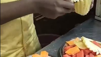 فيديو..  يظهر شاب  لدية مهارة رائعة في تقطيع الفواكهة .. لن تتخيل