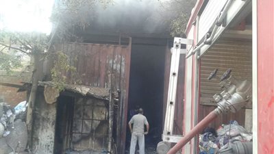 صور.. السيطرة علي حريق بمخازن قطن بـ العكرشة 