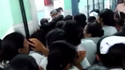 فيديو.. ممرضات يلقن طبيب  