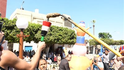 صور.. ايقاد الشعلة ايذانا ببدء احتفالات البحيرة بالعيد القومي 