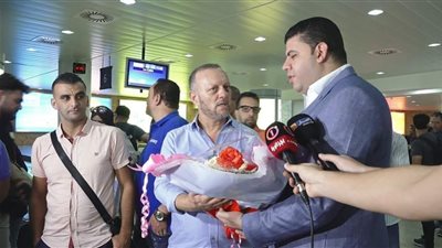  استقبال بعثة المصرى بالورود من قبل الجزائريين
