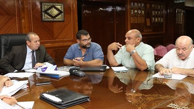 محافظ كفرالشيخ يناقش خطة تنفيذ مشروعات الصرف الصحى بمراكز المحافظة.. افتتاح 3 مشروعات بالقرى خلال شهر
