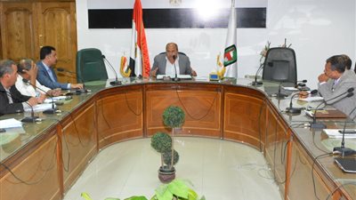 محافظ سوهاج يؤكد على حل جميع مشاكل المدن الجديدة