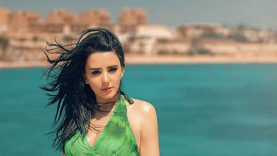 بالأصفر.. إيمان سلامة تخضع لجلسة تصوير جديدة