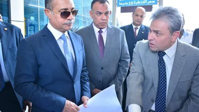 وزير الطيران يتفقد مبنى الركاب رقم 
