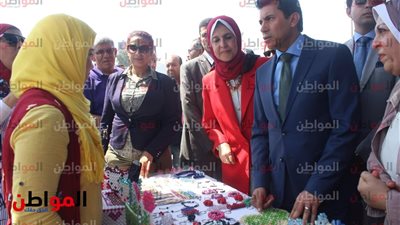 فيديو.. جولة تفقدية لوزير الشباب في افتتاح معرض المشروعات الصغيرة بالجزيرة