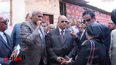 صور.. محافظ القاهرة يشهد حملة لإزالة العقارات المخالفة بحى مصر القديمة