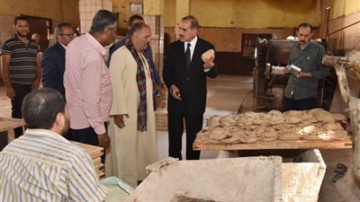 صور.. محافظ أسيوط يفاجىء العاملين بالمخبز البلدى ويشدد على حسن معاملة المواطنين