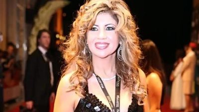 صور .. إطلالة شبابية لـ بوسى شلبي بـ مهرجان الجونة السينمائى 