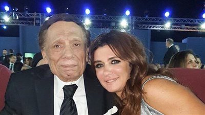 الفنانين يلتقطون السيلفي مع عادل إمام داخل مهرجان الجونة السينمائي 2018