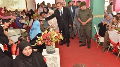 فيديو.. محافظ أسيوط يفتتح المعرض الخيرى لمستلزمات الطفل المدرسية