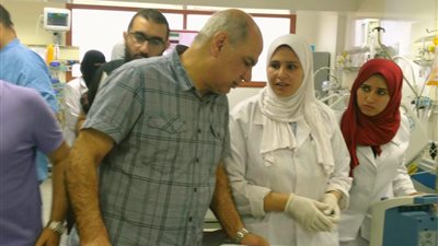 رئيس جامعة كفر الشيخ يتابع حالات الأطفال بعد إجراء جراحات القلب ضمن مبادرة 
