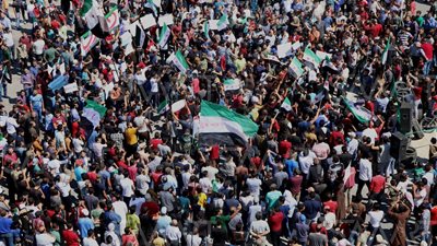 فيديو.. الآلاف يتظاهرون في جنوب إدلب تحت عنوان 