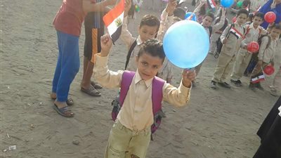 صور.. بني سويف تستقبل أطفالها في بداية العام الدراسي الجديد ببالونات حمراء