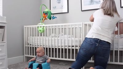 فيديو مثير .. أم تضع المكياج بمساعدة طفليها التوأم !