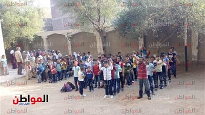 صور .. تلاميذ مدارس سوهاج يدخلون المدارس وسط أجواء من الفرحة