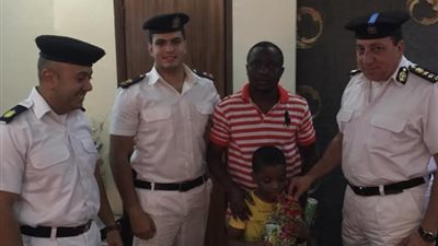 قسم شرطة النزهة ينجح في إعادة طفل مفقود لوالديه 